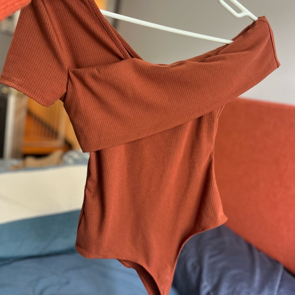 Lulu's Asymmetrical One-Shoulder Ribbed Crop Top in Rust - Picture 7 of 8